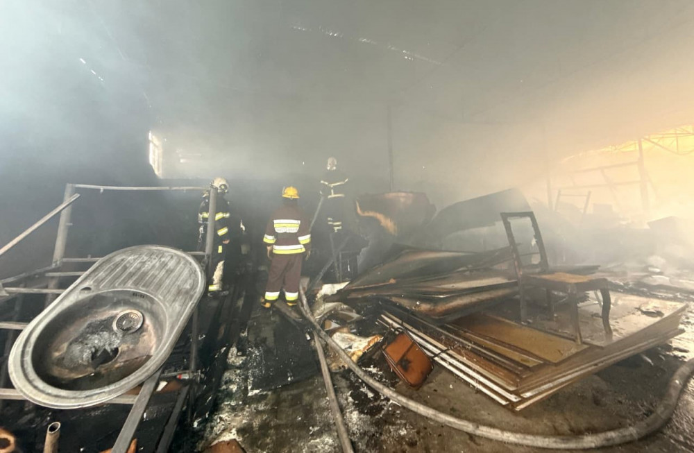 Qaraxanbəyli kəndində yerləşən mebel sexində yanğın olub<font color=red> - FOTOLAR</font>