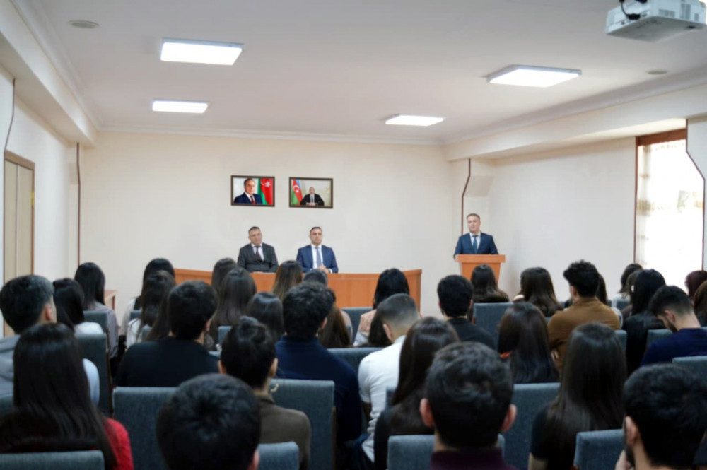 Nazirlikdə təcrübəçi tələbələrlə görüş keçirilib<font color=red> - FOTOLAR</font>