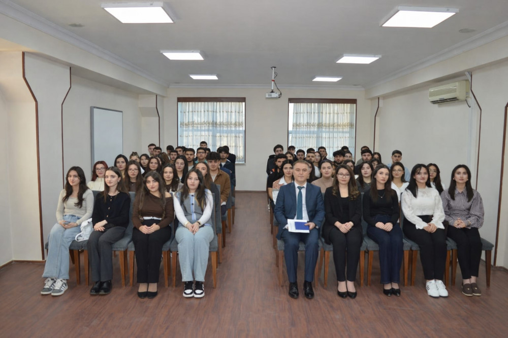 Nazirlikdə təcrübəçi tələbələrlə görüş keçirilib<font color=red> - FOTOLAR</font>