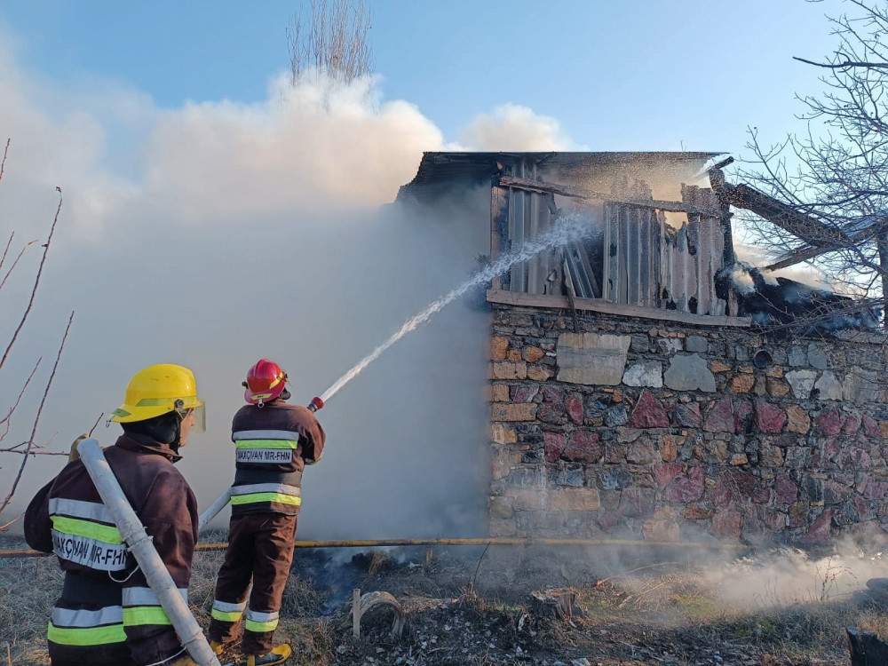 Ötən sutka ərzində 2 yanğın hadisəsinə çıxış həyata keçirilib<font color=red> - FOTOLAR</font>