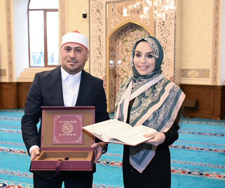 Leyla Əliyeva və Alena Əliyeva Cümə məscidini ziyarət ediblər<font color=red> - FOTOLAR</font>