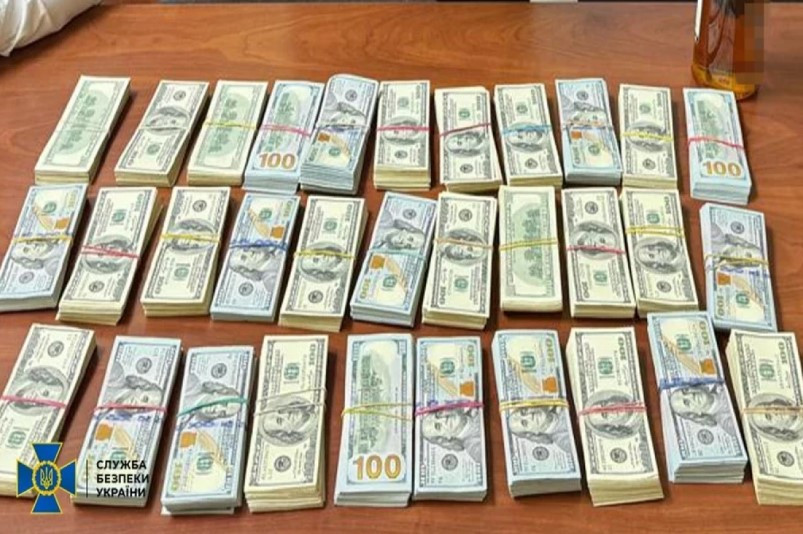 Ukraynada HHQ komandiri və Təhlükəsizlik Xidmətinin şöbə rəisi 320 min dollar rüşvət üstündə tutulub<font color=red> - FOTOLAR</font>