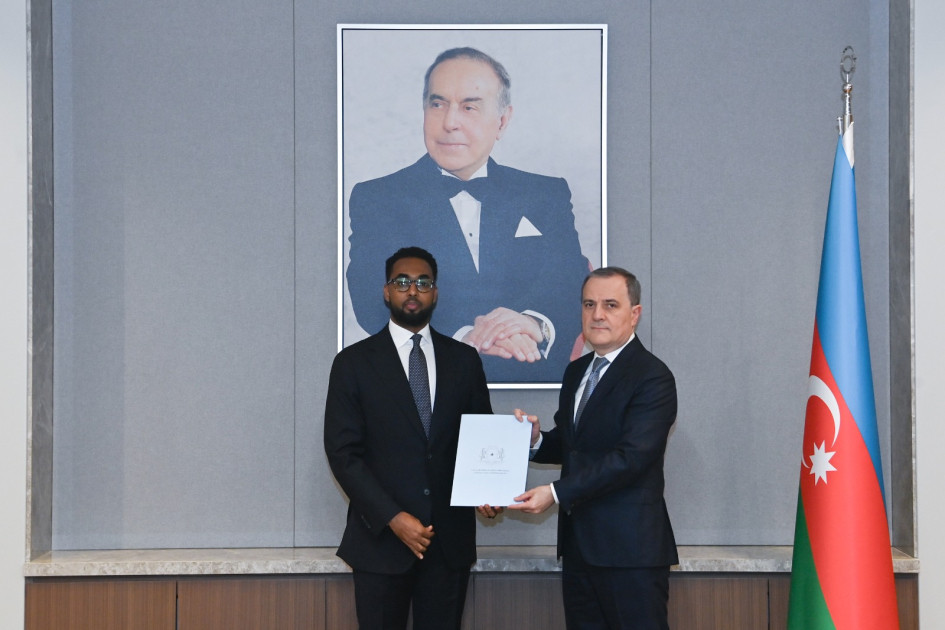 Somalinin ilk rezident səfiri etimadnaməsinin surətini nazirə təqdim edib<font color=red> - FOTOLAR</font>