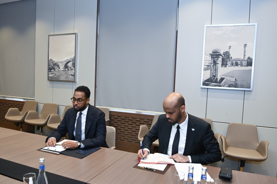 Somalinin ilk rezident səfiri etimadnaməsinin surətini nazirə təqdim edib<font color=red> - FOTOLAR</font>