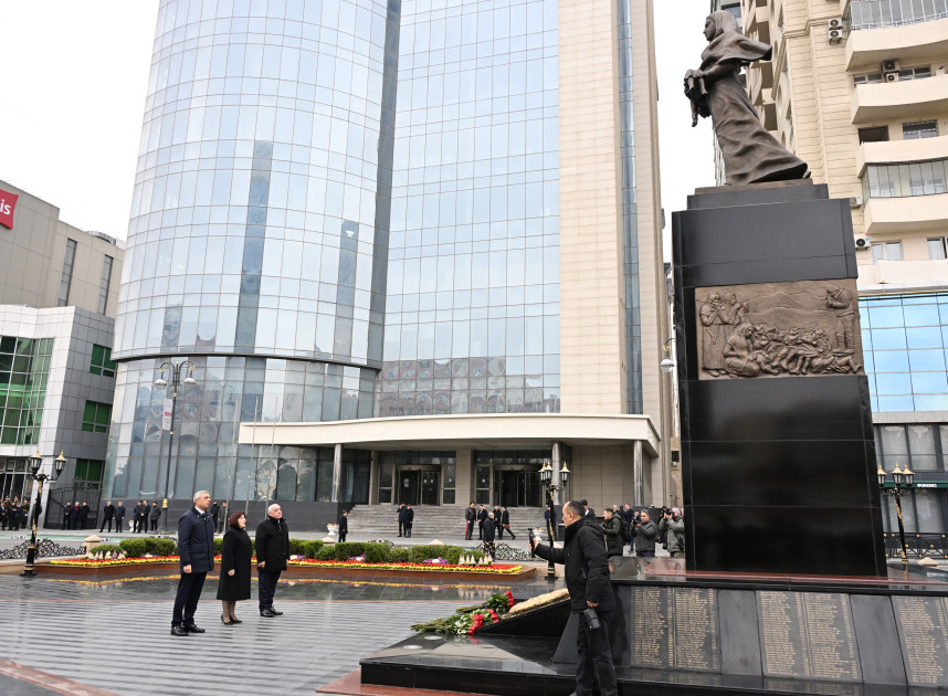 Dövlət və hökumət rəsmiləri Xocalı soyqırımı abidəsini ziyarət ediblər<font color=red> - FOTOLAR</font>