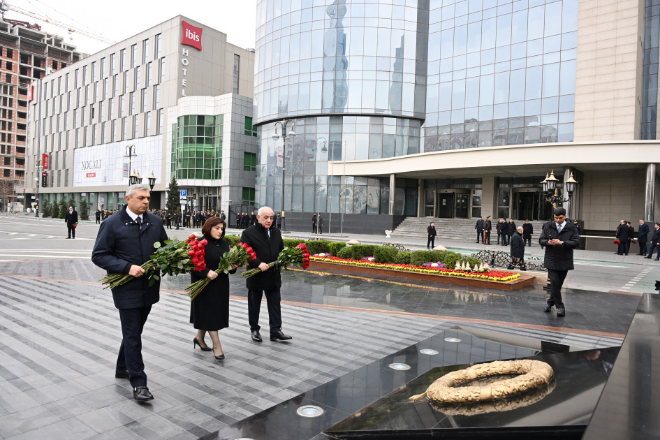 Dövlət və hökumət rəsmiləri Xocalı soyqırımı abidəsini ziyarət ediblər<font color=red> - FOTOLAR</font>
