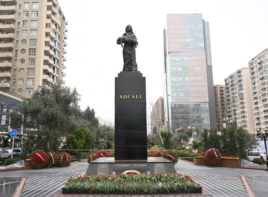 Dövlət və hökumət rəsmiləri Xocalı soyqırımı abidəsini ziyarət ediblər<font color=red> - FOTOLAR</font>