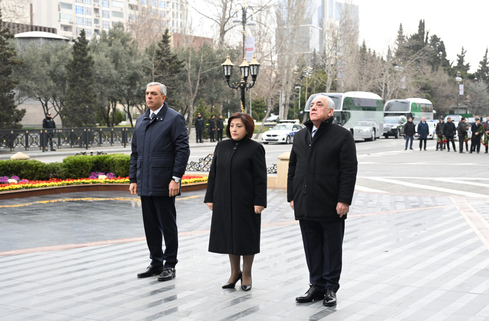 Dövlət və hökumət rəsmiləri Xocalı soyqırımı abidəsini ziyarət ediblər<font color=red> - FOTOLAR</font>