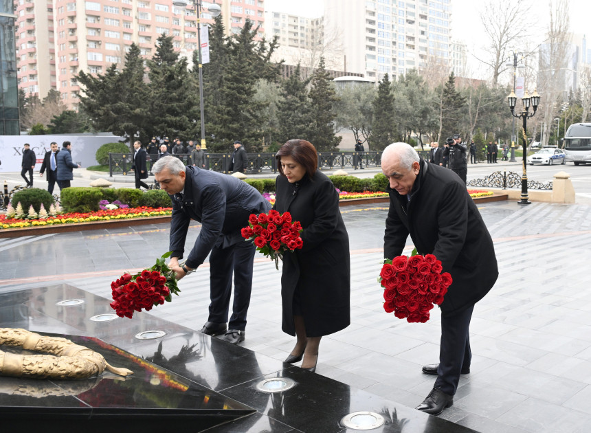 Dövlət və hökumət rəsmiləri Xocalı soyqırımı abidəsini ziyarət ediblər<font color=red> - FOTOLAR</font>