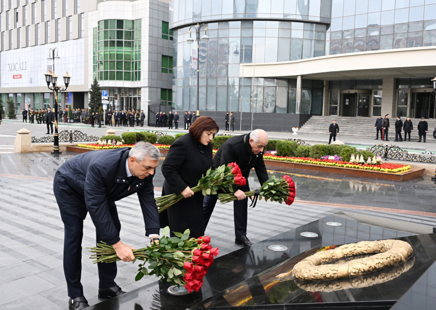 Dövlət və hökumət rəsmiləri Xocalı soyqırımı abidəsini ziyarət ediblər<font color=red> - FOTOLAR</font>