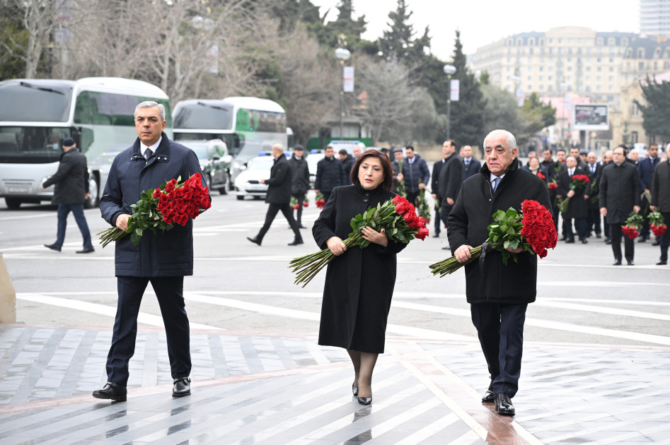 Dövlət və hökumət rəsmiləri Xocalı soyqırımı abidəsini ziyarət ediblər<font color=red> - FOTOLAR</font>