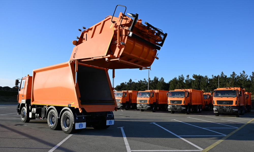 Prezident İlham Əliyev Bakıda məişət tullantıları daşıyan texnikalarla tanış olub<font color=red> - FOTOLAR</font>