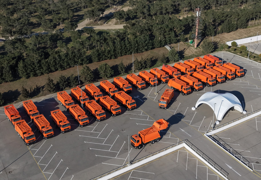 Prezident İlham Əliyev Bakıda məişət tullantıları daşıyan texnikalarla tanış olub<font color=red> - FOTOLAR</font>