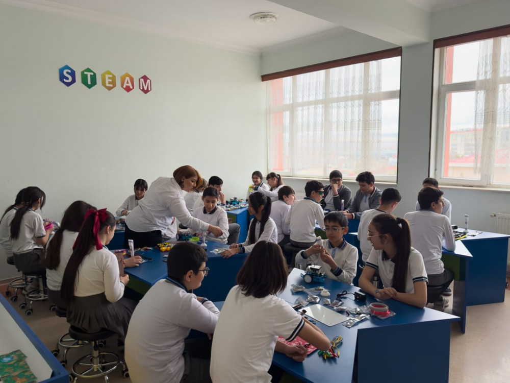 Naxçıvan şəhərinin ümumtəhsil müəssisələrində  17 yeni STEAM otağı yaradılıb  <font color=red> - FOTOLAR</font>