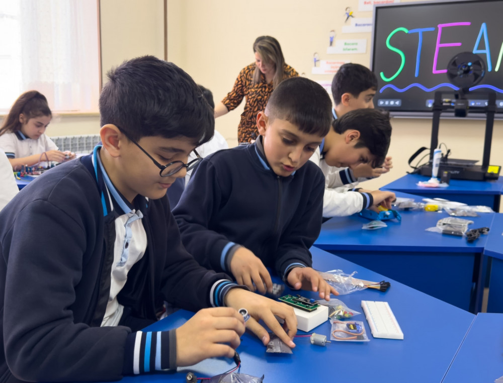 Naxçıvan şəhərinin ümumtəhsil müəssisələrində  17 yeni STEAM otağı yaradılıb  <font color=red> - FOTOLAR</font>