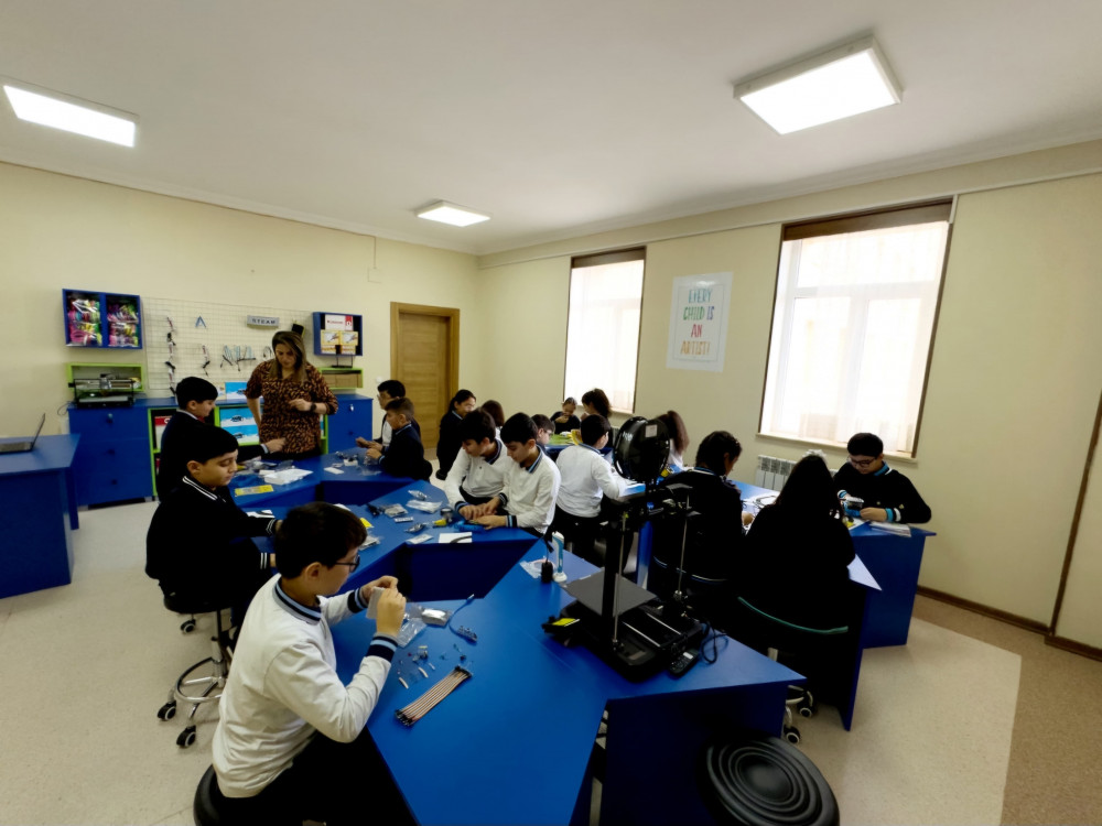 Naxçıvan şəhərinin ümumtəhsil müəssisələrində  17 yeni STEAM otağı yaradılıb  <font color=red> - FOTOLAR</font>