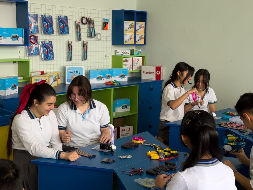 Naxçıvan şəhərinin ümumtəhsil müəssisələrində  17 yeni STEAM otağı yaradılıb  <font color=red> - FOTOLAR</font>