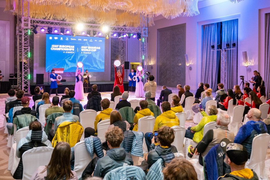 Azərbaycanın ev sahibliyi etdiyi xizək alpinizmi üzrə nüfuzlu yarışlar möhtəşəm mərasimlə açılıb<font color=red> - FOTOLAR</font>