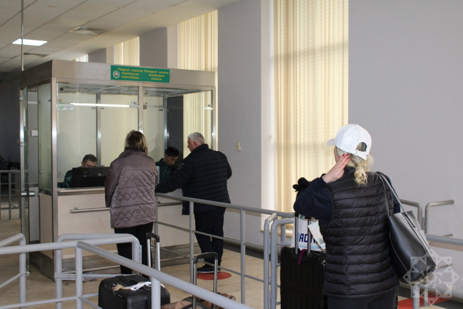 İrandan Azərbaycan vasitəsilə təxliyə - müxtəlif ölkələrin 17 vətəndaşı sərhədi keçib <font color=red> - FOTOLAR</font>