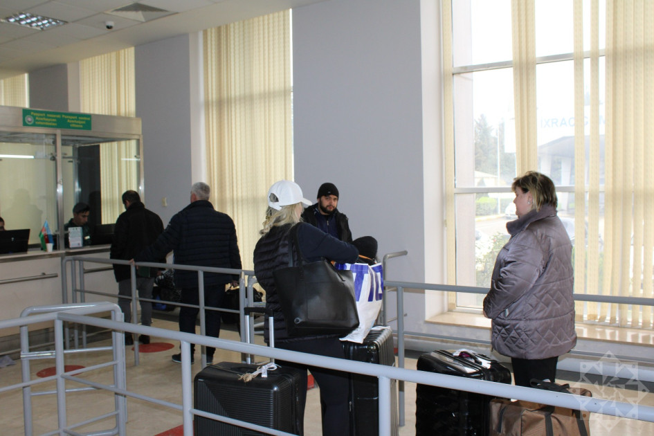 İrandan Azərbaycan vasitəsilə təxliyə - müxtəlif ölkələrin 17 vətəndaşı sərhədi keçib <font color=red> - FOTOLAR</font>