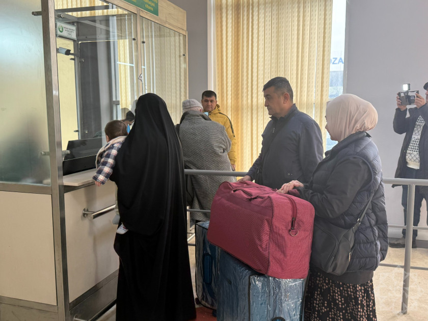 İrandan Azərbaycan vasitəsilə təxliyə - müxtəlif ölkələrin 17 vətəndaşı sərhədi keçib <font color=red> - FOTOLAR</font>