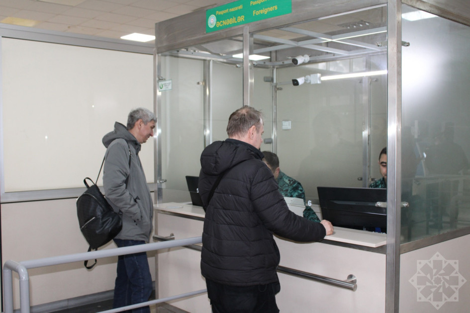 Rusiya səfirliyinin nümayəndələri İranı Azərbaycan vasitəsilə tərk ediblər<font color=red> - FOTOLAR</font>