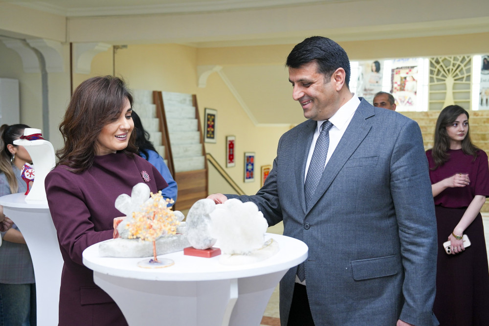 NDU-da “Şəhərsalma və memarlıq ili”nə həsr olunmuş  dekorativ-tətbiqi sənət nümunələrindən ibarət sərgi təşkil olunub<font color=red> - FOTOLAR</font>