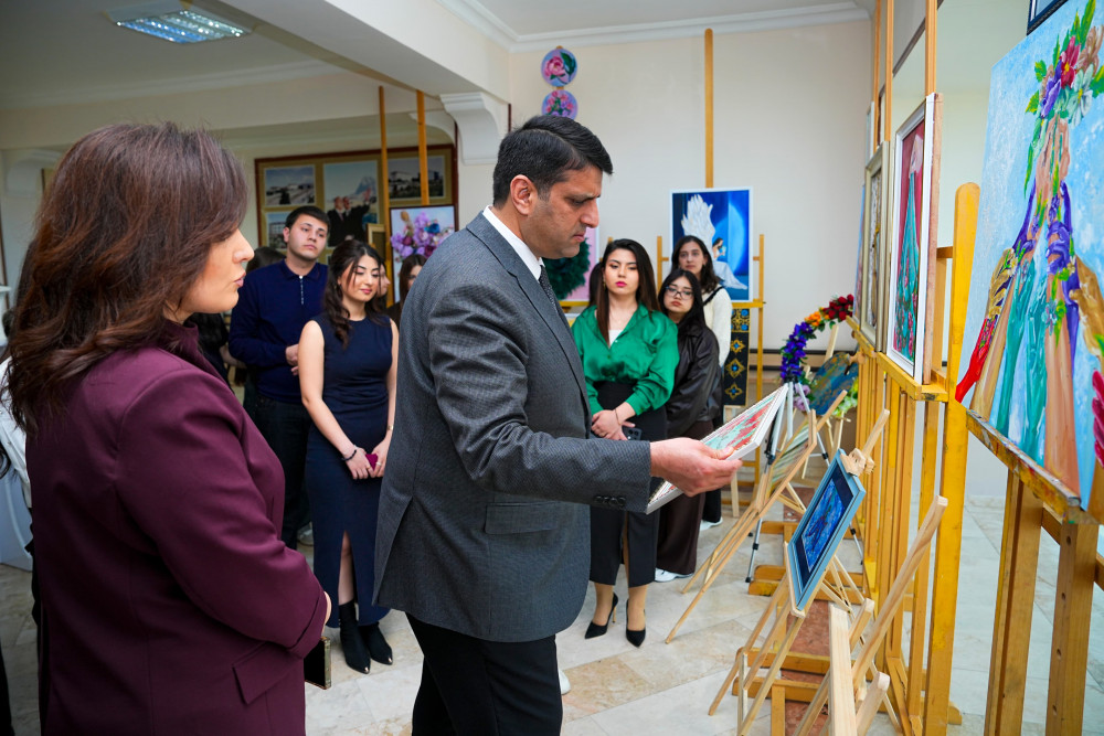 NDU-da “Şəhərsalma və memarlıq ili”nə həsr olunmuş  dekorativ-tətbiqi sənət nümunələrindən ibarət sərgi təşkil olunub<font color=red> - FOTOLAR</font>