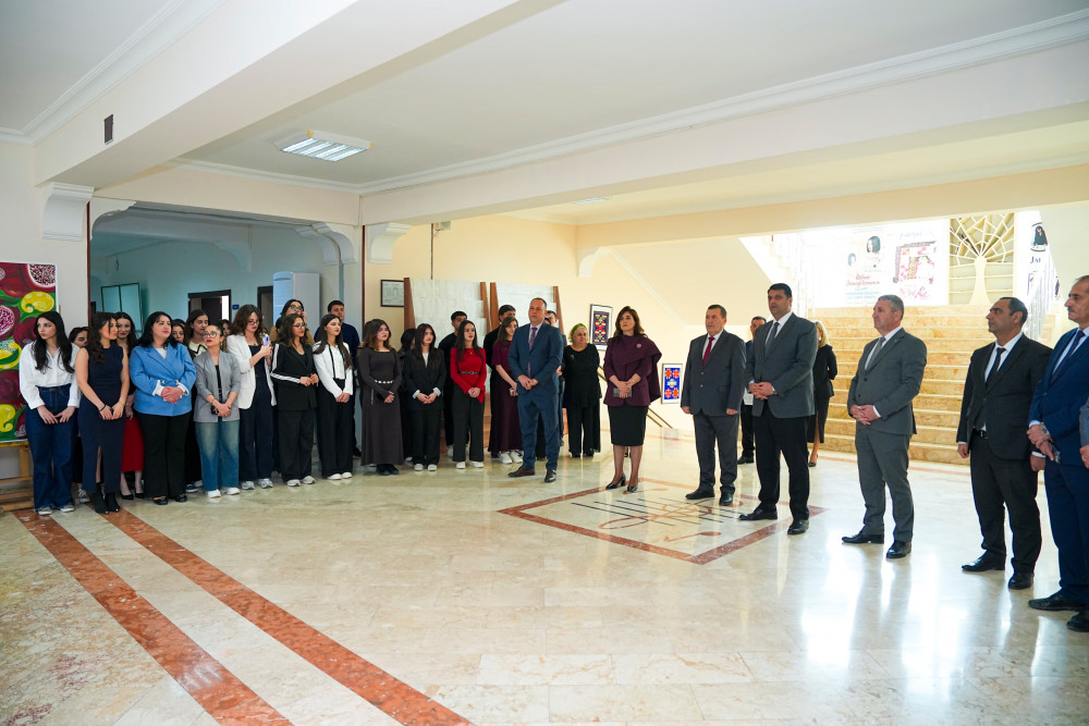 NDU-da “Şəhərsalma və memarlıq ili”nə həsr olunmuş  dekorativ-tətbiqi sənət nümunələrindən ibarət sərgi təşkil olunub<font color=red> - FOTOLAR</font>