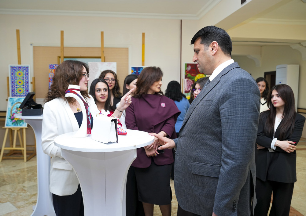 NDU-da “Şəhərsalma və memarlıq ili”nə həsr olunmuş  dekorativ-tətbiqi sənət nümunələrindən ibarət sərgi təşkil olunub<font color=red> - FOTOLAR</font>