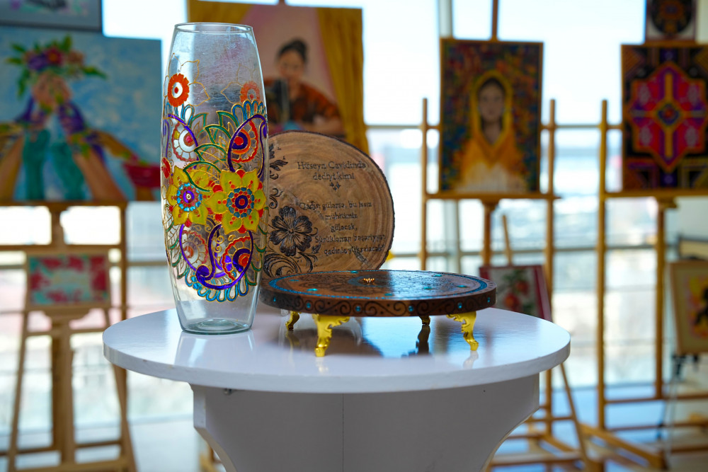 NDU-da “Şəhərsalma və memarlıq ili”nə həsr olunmuş  dekorativ-tətbiqi sənət nümunələrindən ibarət sərgi təşkil olunub<font color=red> - FOTOLAR</font>