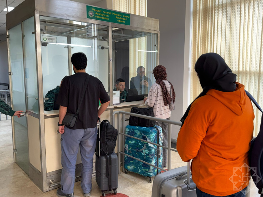 İrandan təxliyə olunan daha 39 Hindistan vətəndaşı Azərbaycan ərazisinə keçib<font color=red> - FOTOLAR</font>