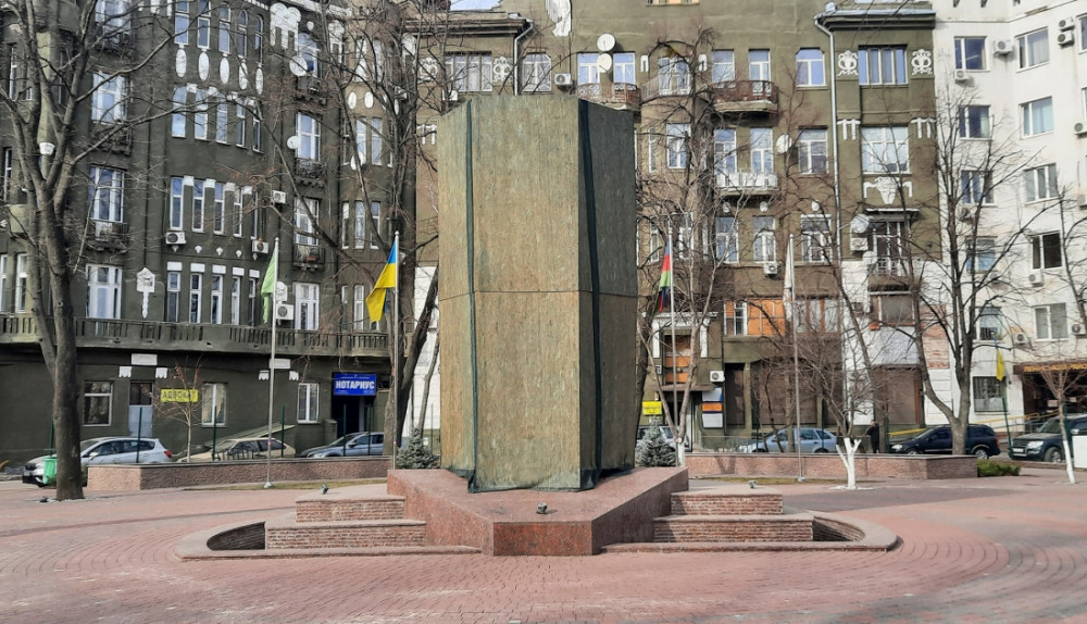 Xarkovda Azərbaycan mütəfəkkirlərinin heykəlləri hava zərbələrindən mühafizə olunur<font color=red> - FOTOLAR</font>