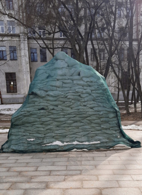 Xarkovda Azərbaycan mütəfəkkirlərinin heykəlləri hava zərbələrindən mühafizə olunur<font color=red> - FOTOLAR</font>