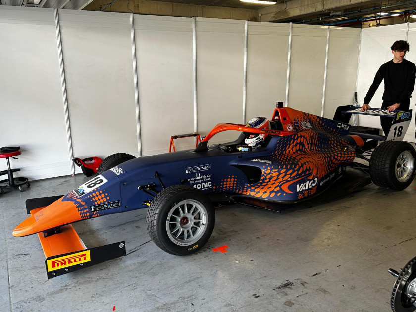 Azərbaycanlı pilot Formula 4 testlərini uğurla başa vurub<font color=red> - FOTOLAR</font>