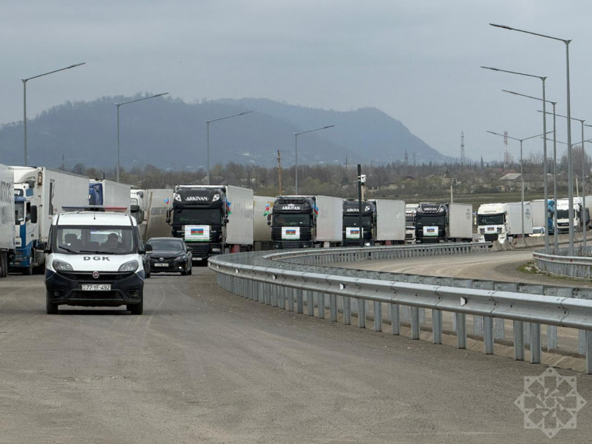 Azərbaycanın İrana göndərdiyi humanitar yardımı daşıyan yük maşınları sərhəddən keçib<font color=red> - FOTOLAR</font>