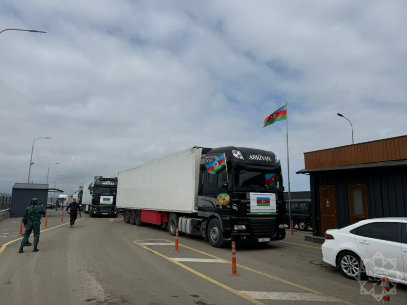 Azərbaycanın İrana göndərdiyi humanitar yardımı daşıyan yük maşınları sərhəddən keçib<font color=red> - FOTOLAR</font>