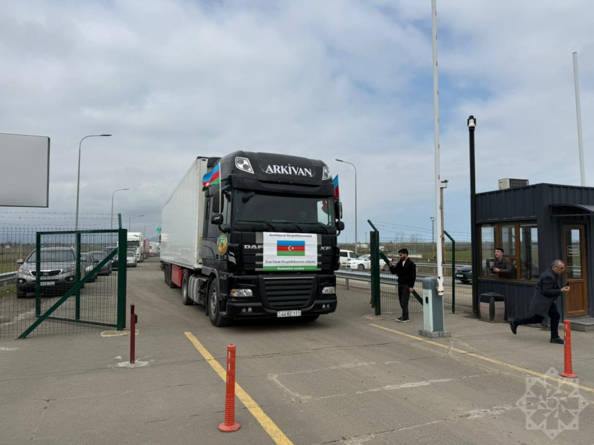 Azərbaycanın İrana göndərdiyi humanitar yardımı daşıyan yük maşınları sərhəddən keçib<font color=red> - FOTOLAR</font>