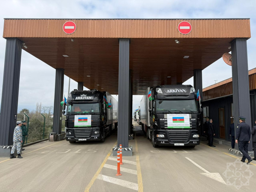 Azərbaycanın İrana göndərdiyi humanitar yardımı daşıyan yük maşınları sərhəddən keçib<font color=red> - FOTOLAR</font>