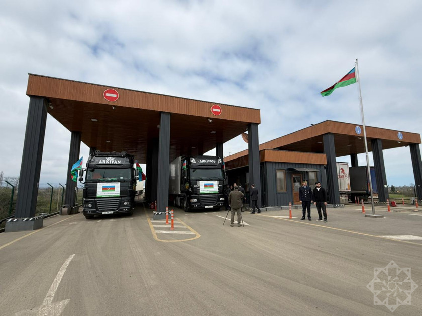 Azərbaycanın İrana göndərdiyi humanitar yardımı daşıyan yük maşınları sərhəddən keçib<font color=red> - FOTOLAR</font>