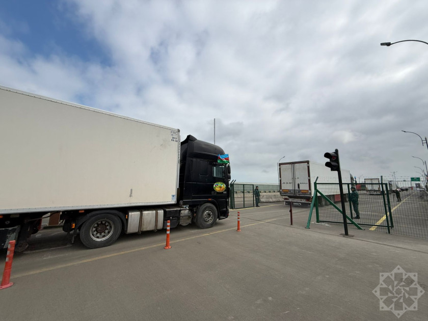 Azərbaycanın İrana göndərdiyi humanitar yardımı daşıyan yük maşınları sərhəddən keçib<font color=red> - FOTOLAR</font>