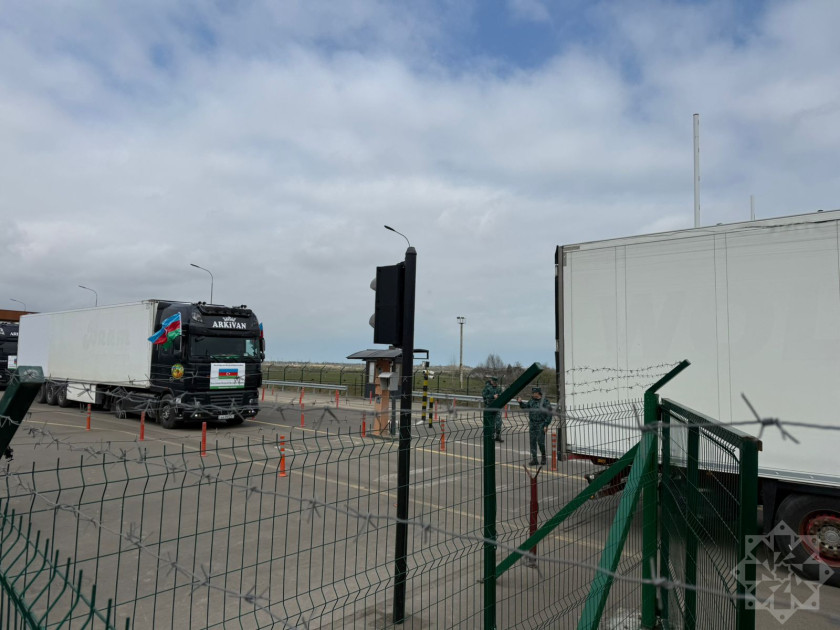 Azərbaycanın İrana göndərdiyi humanitar yardımı daşıyan yük maşınları sərhəddən keçib<font color=red> - FOTOLAR</font>