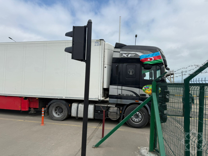 Azərbaycanın İrana göndərdiyi humanitar yardımı daşıyan yük maşınları sərhəddən keçib<font color=red> - FOTOLAR</font>