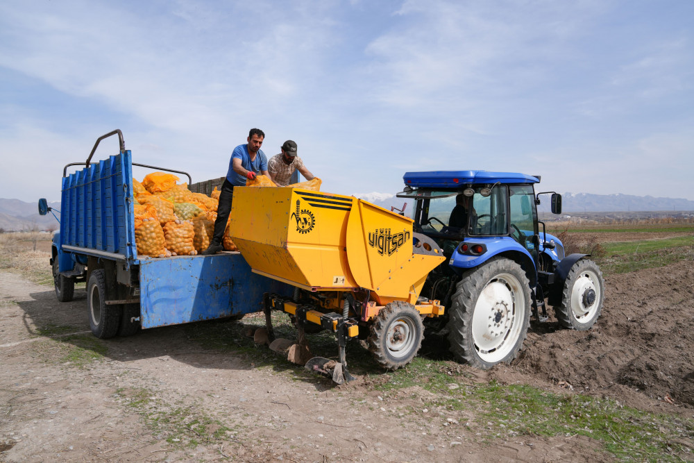 Səlahiyyətli nümayəndə Ceyhun Cəlilov Şərurda torpaq mülkiyyətçiləri ilə görüşüb, kartof əkini ilə tanış olub<font color=red> - FOTOLAR</font>