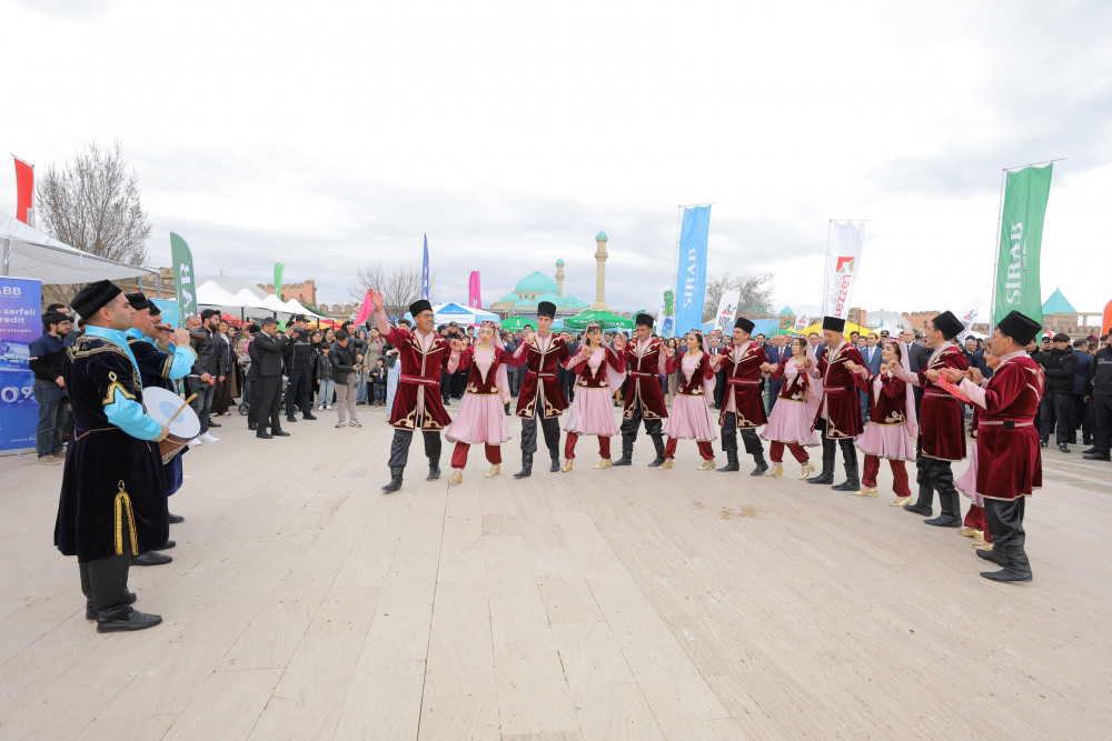 Naxçıvanda Novruz bayramı münasibətilə ümumxalq şənliyi keçirilib<font color=red> - FOTOLAR</font>