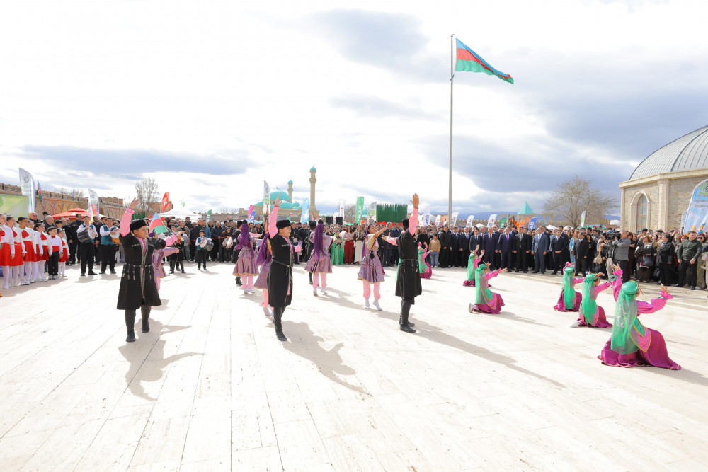Naxçıvanda Novruz bayramı münasibətilə ümumxalq şənliyi keçirilib<font color=red> - FOTOLAR</font>