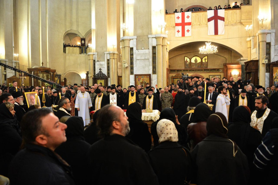 Sahibə Qafarova II İlyanın dəfn mərasimində iştirak edib<font color=red> - FOTOLAR</font>