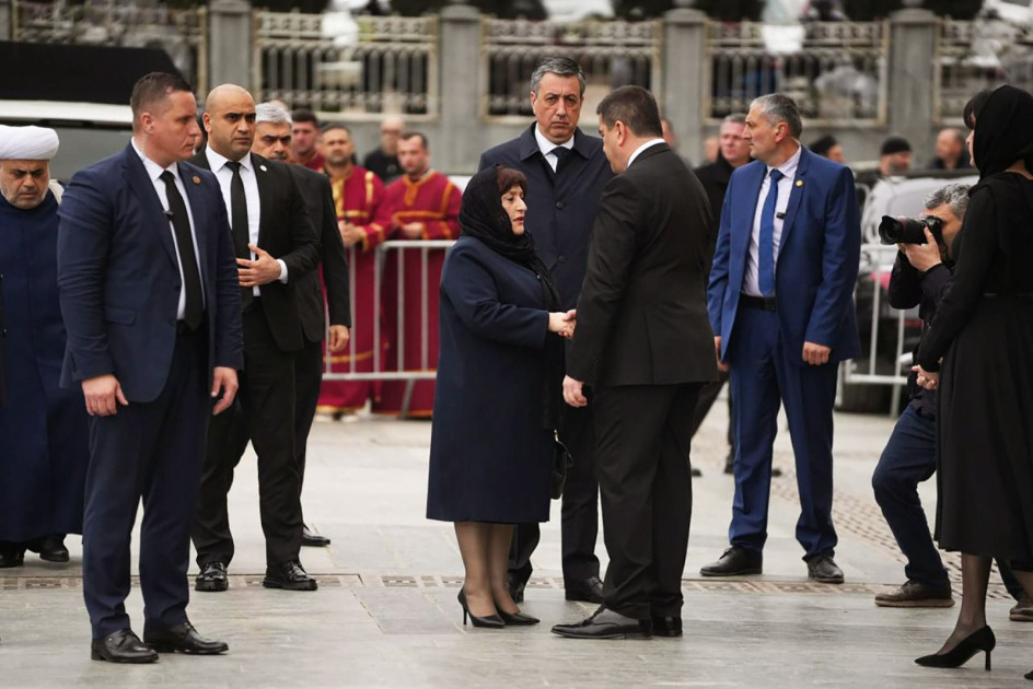 Sahibə Qafarova II İlyanın dəfn mərasimində iştirak edib<font color=red> - FOTOLAR</font>