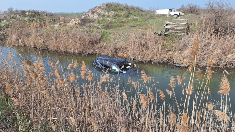 Zərdabda avtomobil su kanalına aşıb, 2 nəfər ölüb<font color=red> - FOTOLAR</font>
