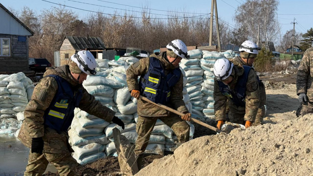 Qazaxıstanda FHN hərbçiləri daşqın təhlükəsinə qarşı tədbirlər görür<font color=red> - FOTOLAR</font>